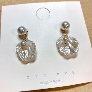Pearl seashell earrings 🐚